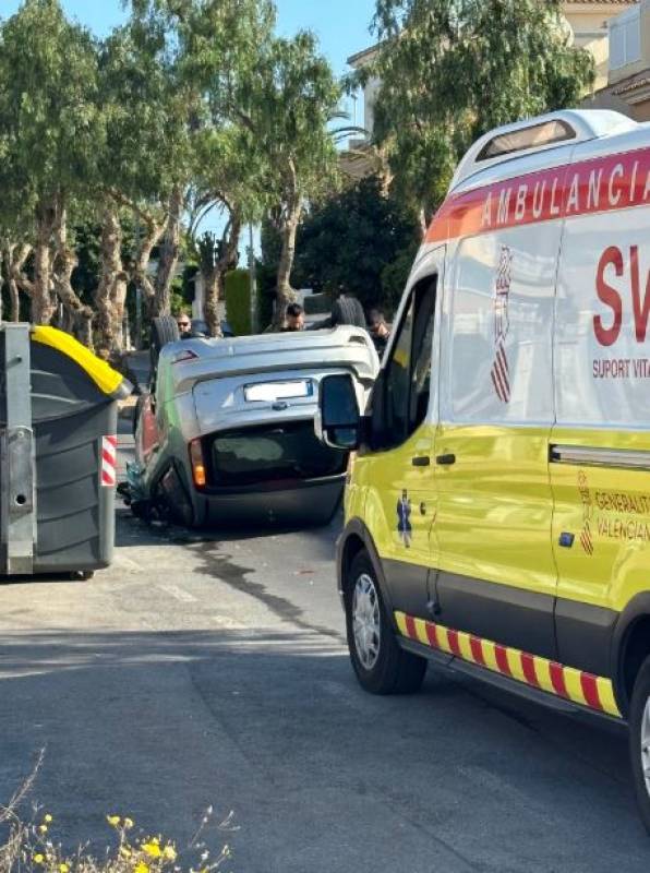 Orihuela Costa driver flips his car before fleeing the scene