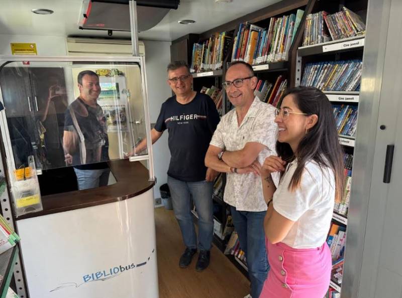 Aguilas bus brings books to the beach
