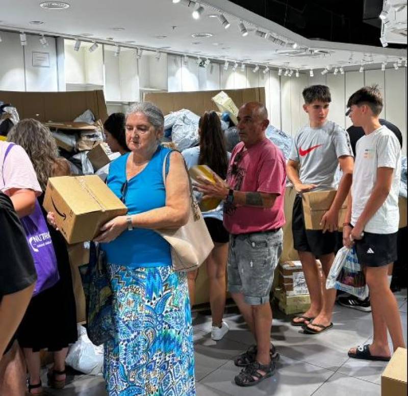 Mystery shopping in Murcia commercial centre with surprise Amazon sale