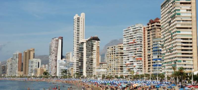 Benidorm police save British woman from jumping off her hotel balcony after assaulting her partner