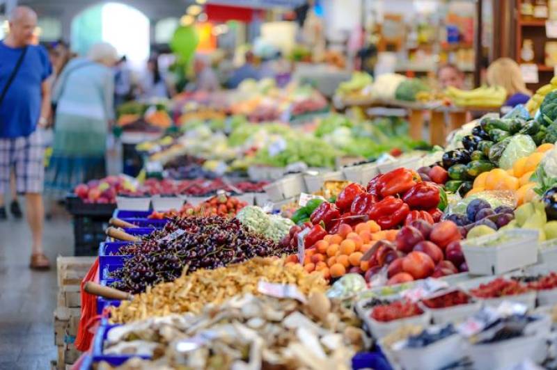 Which supermarkets and stores will open on May 1 in the Region of Murcia?