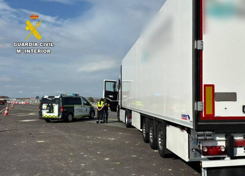 Trucker heading to UK stopped on A-7 in Murcia for driving under the influence of cocaine