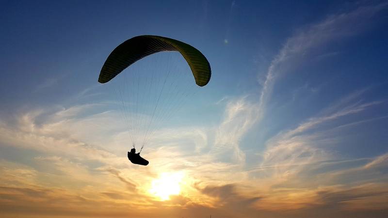 Migrant flies like bird by paragliding into Spain from Morocco