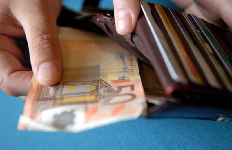 Half of Andalusian workers unhappy with pay but benefits soften the blow