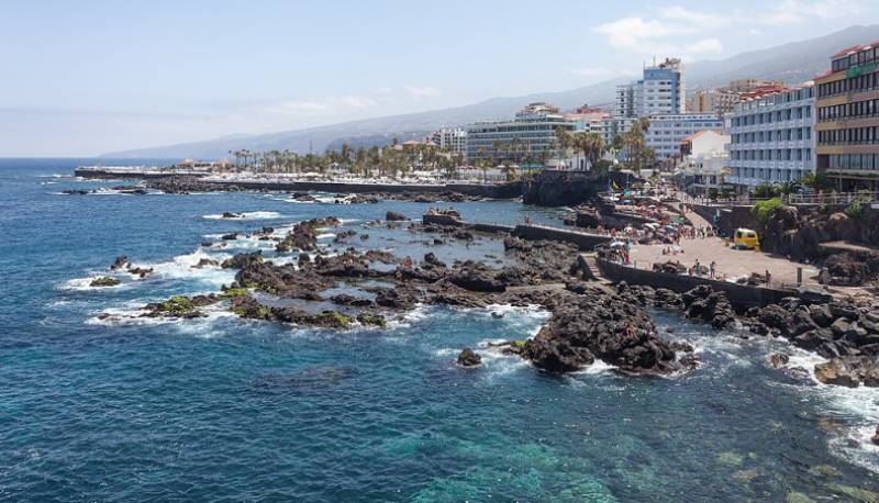 Tourist killed in paragliding tragedy off coast of Spain