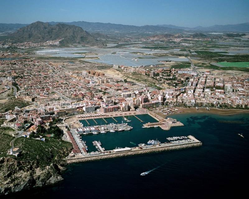 25-year-old man dies after diving into no-swimming area of Puerto de Mazarrón