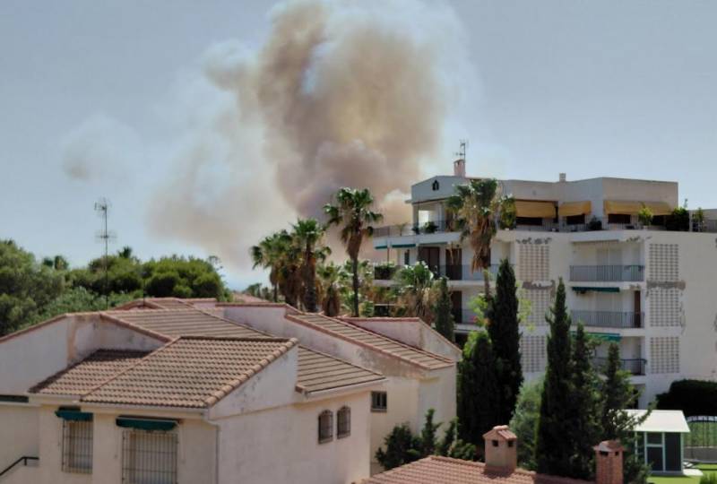 Wildfire alarms residents and beachgoers in La Azohía