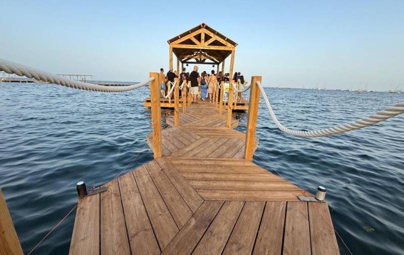 Old bathing jetty restored and reopened in Santiago de la Ribera